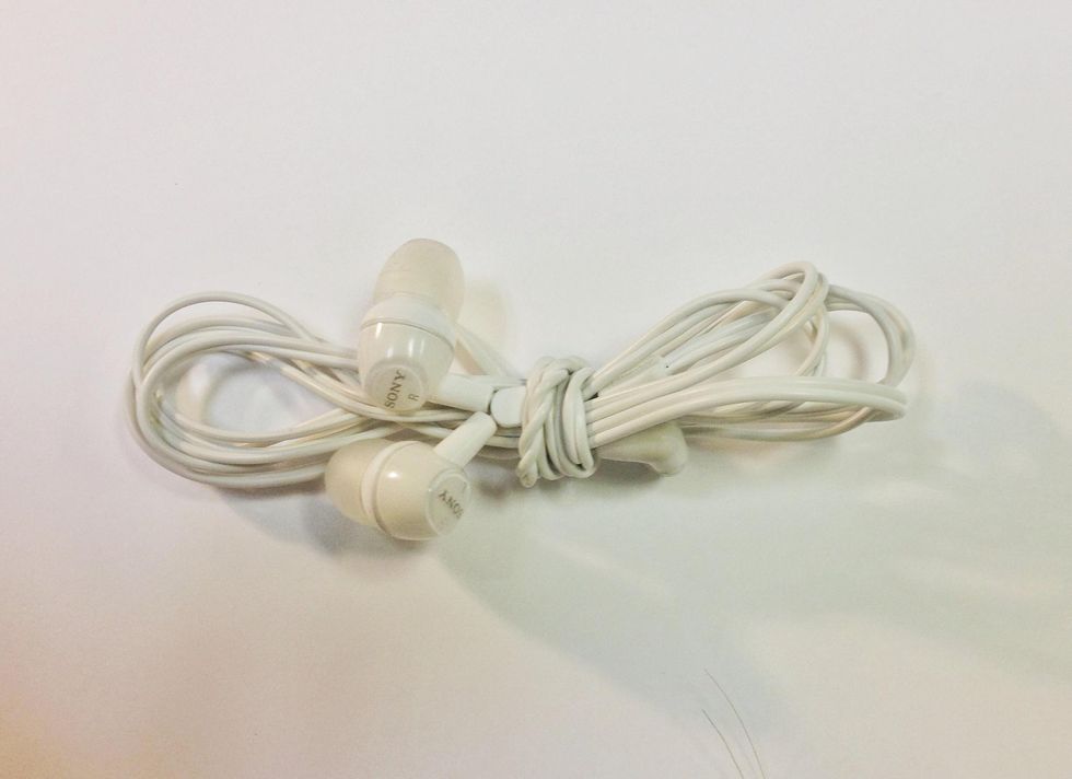 How to wrap headphones tight and secure B+C Guides