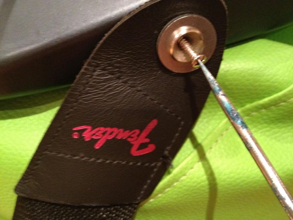 How to install cheap strap locks on your guitar B+C Guides