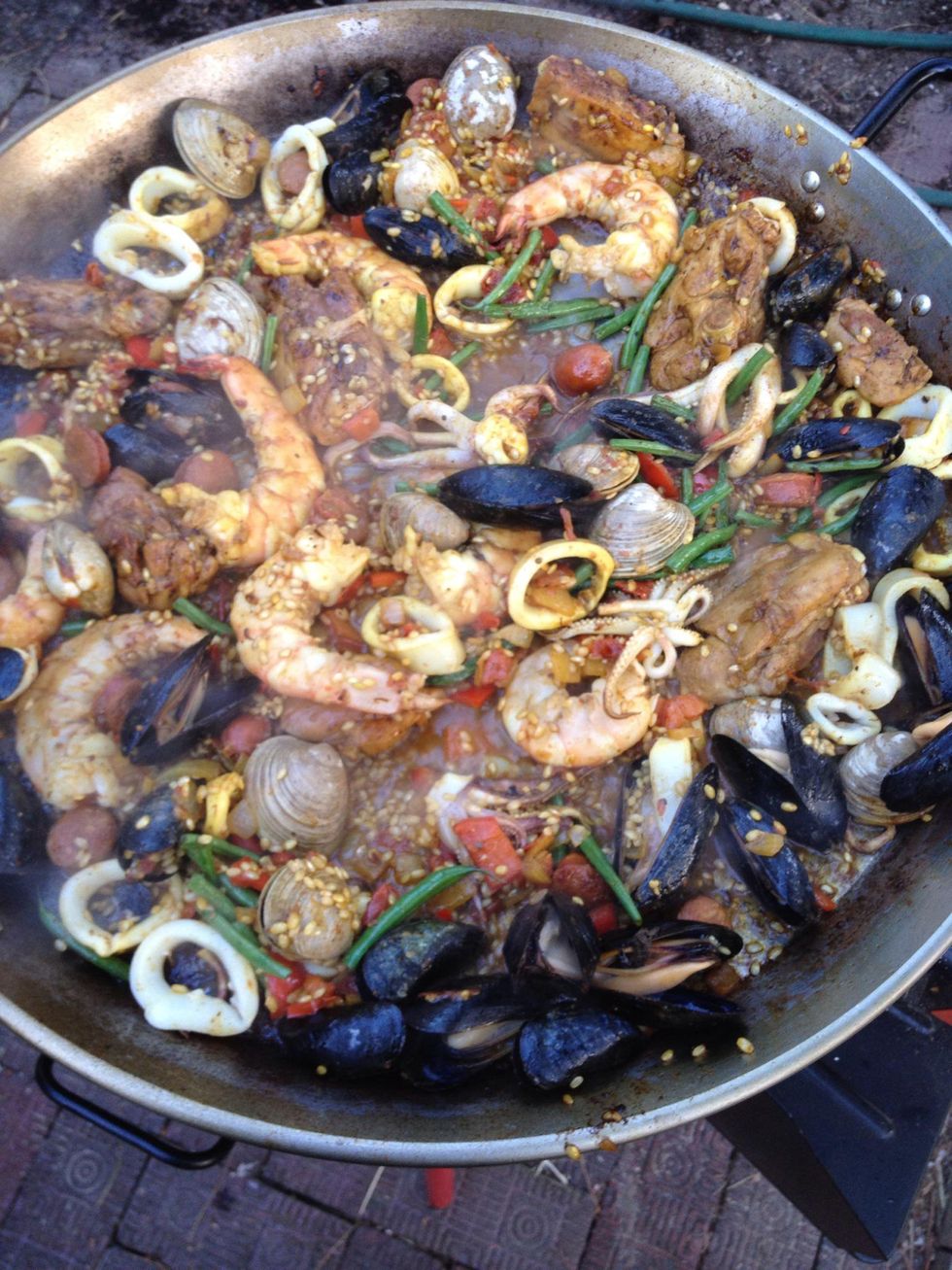 How to cook seafood paella - B+C Guides