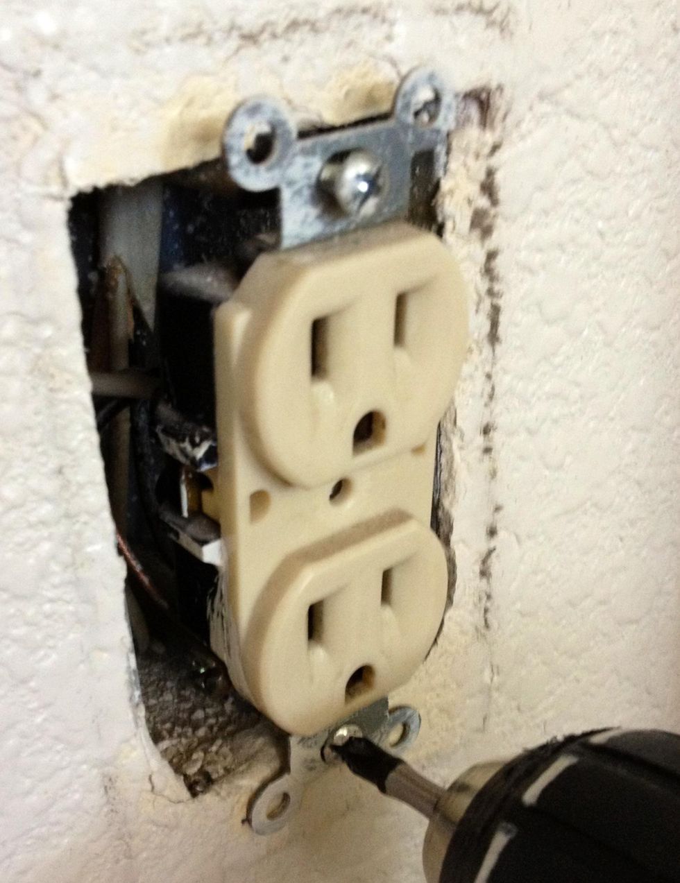 How to replace an electrical outlet - B+C Guides