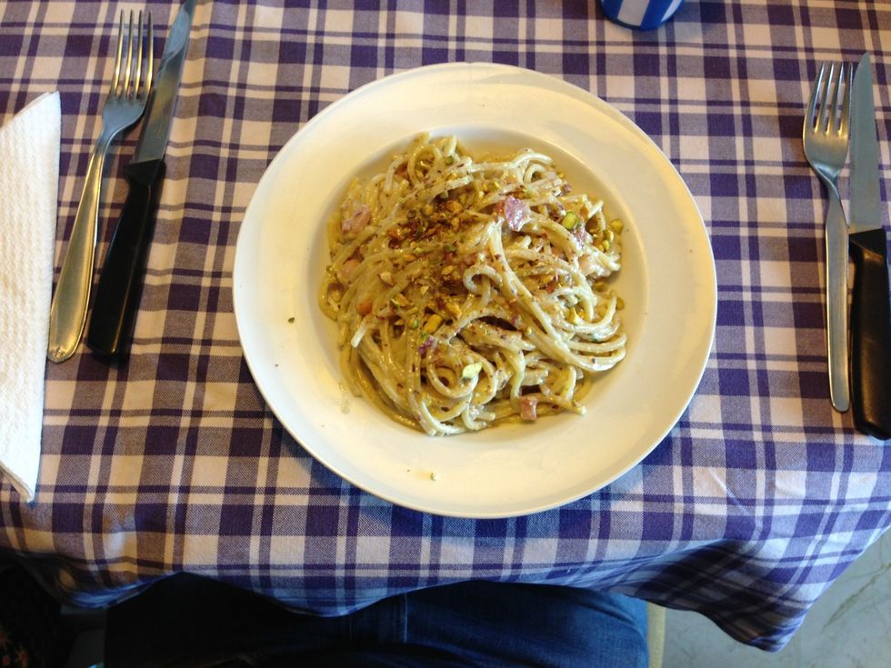 Impiattare e spolverare con il pistacchio tritato