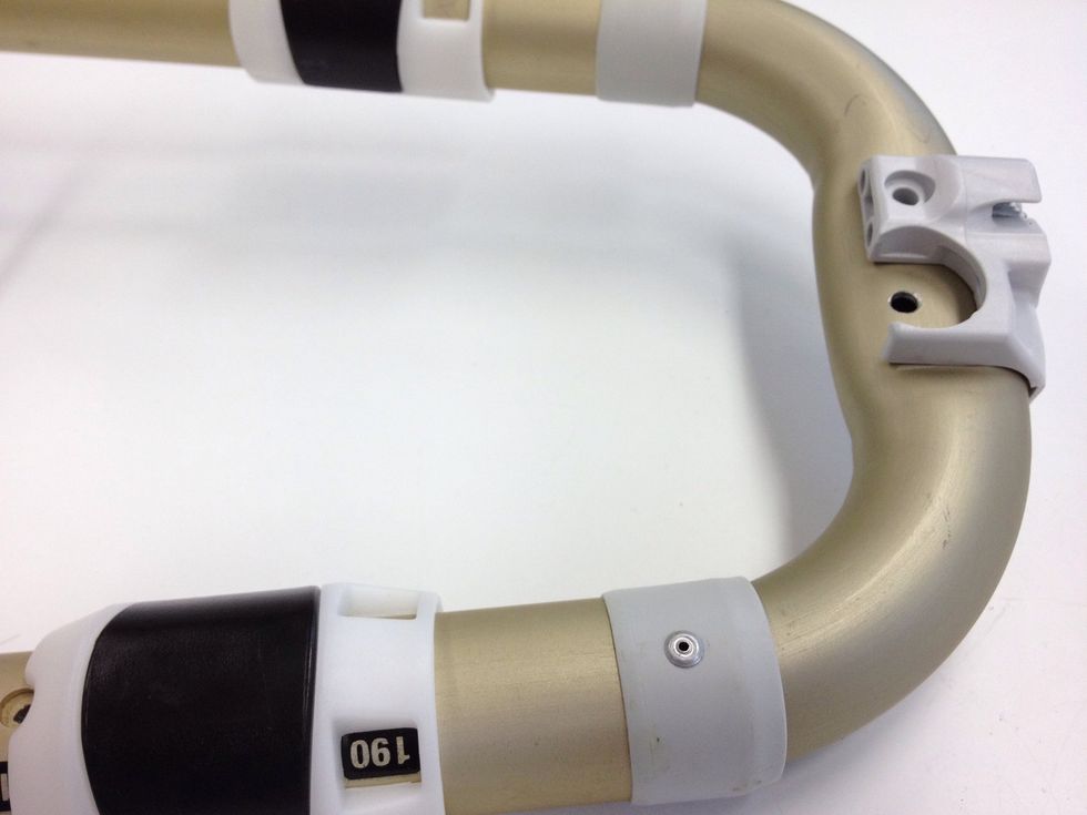 Important: after mounting the propeller must face DOWNwards (= same side as extension holes)