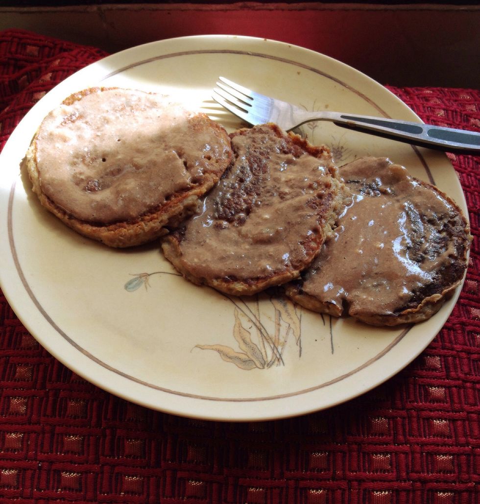 Improvised a bit more here. I had some left over melted vegan banana-cashew butter icecream which I poured over the pancakes. \ud83d\ude0e Bite into guilt free sinfulness! \ud83d\udc45