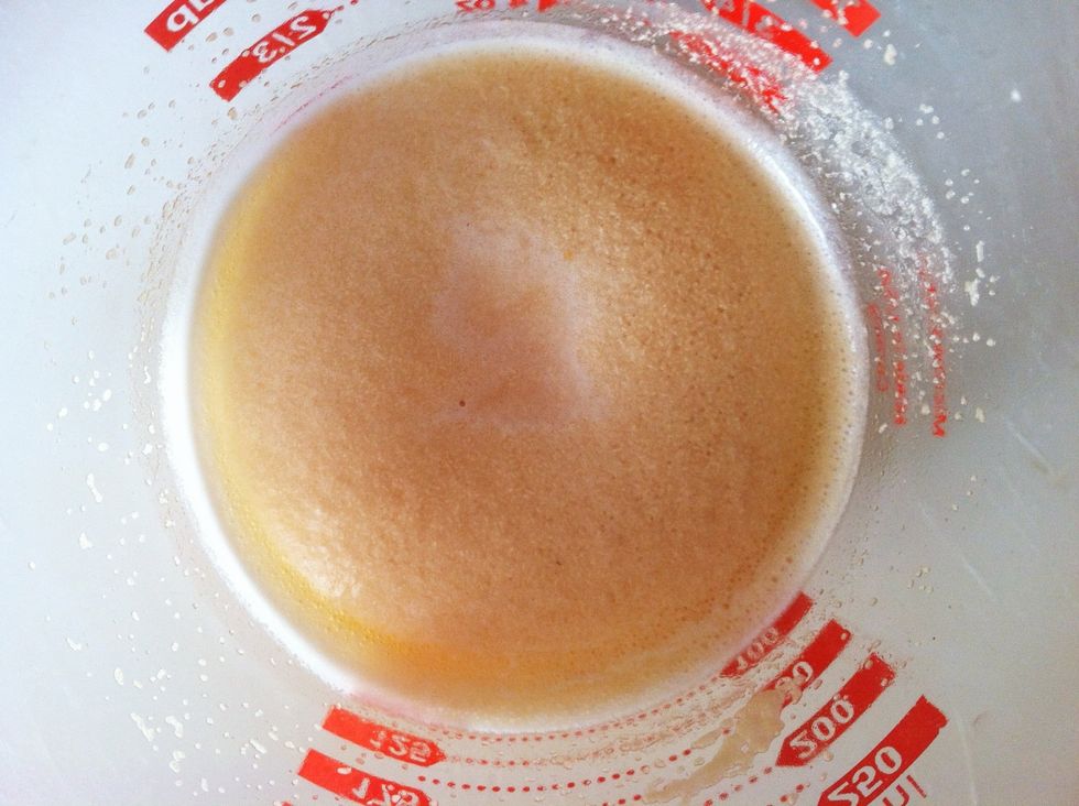 In 1/4 cup of warm water, dissolve 2 tablespoons of honey. Sprinkle the yeast, mix the ingredients, cover, and leave in a warm place for 5 minutes.