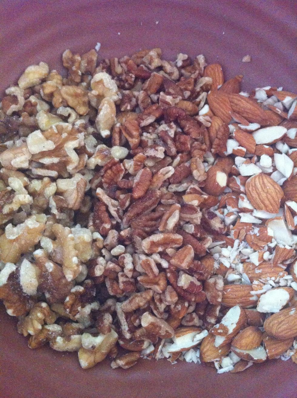 In a bowl, add chopped or pieces of almonds, cashews, and walnuts.