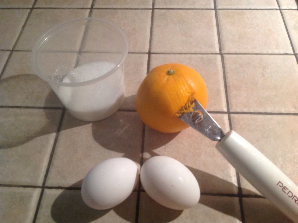 In a bowl, beat the eggs, sugar and orange peel. Mix with flour and margarine.