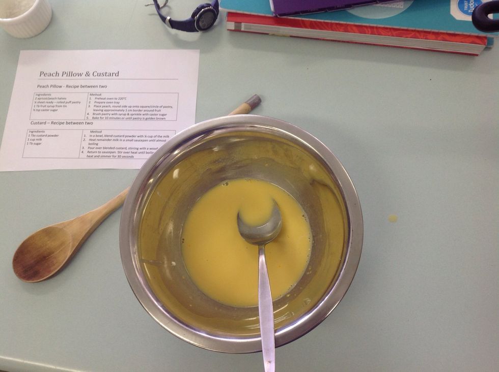 In a bowl, blend the custard powder and caster sugar with 1/4 cup of the milk.