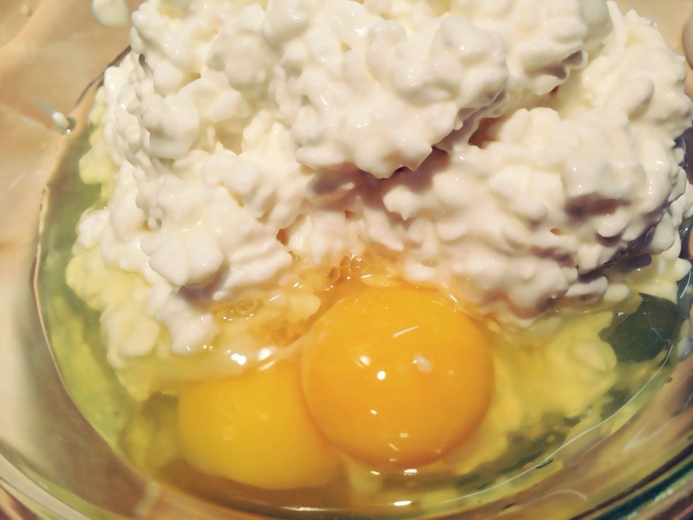 In a bowl, combine cottage cheese and eggs.