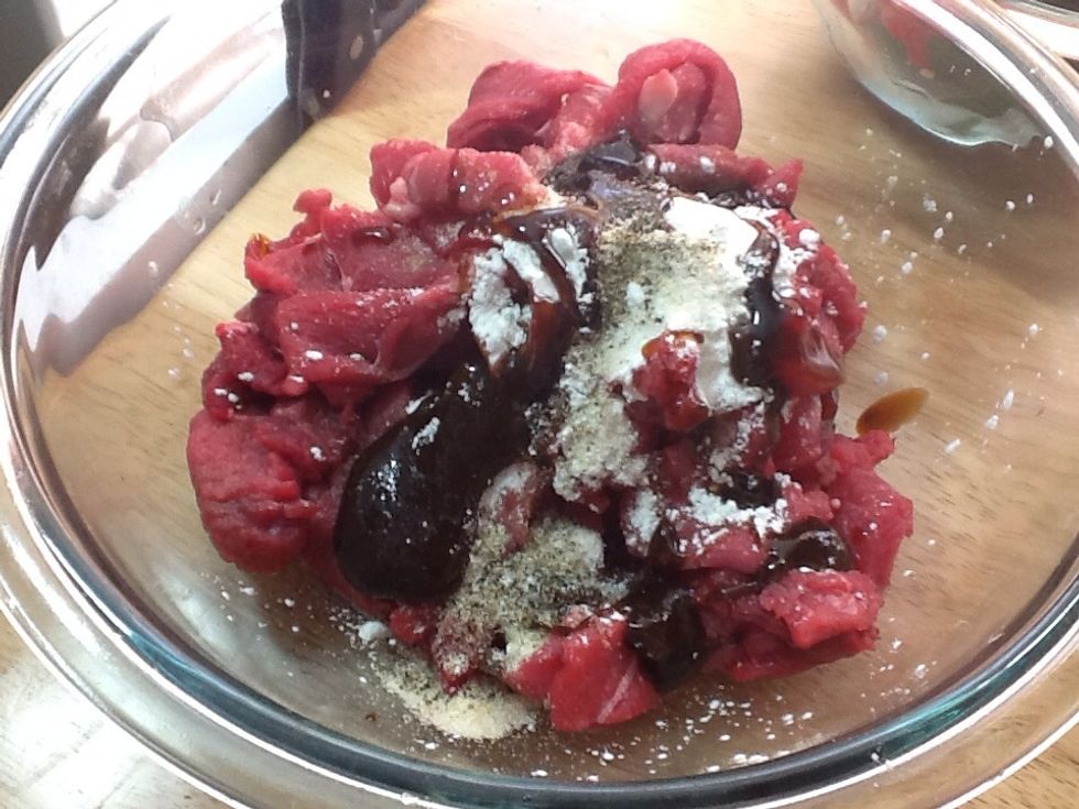 In a bowl combine steak, salt, pepper, onion powder, oyster sauce, hoisin sauce and 1 tablespoon of the cornstarch, mix punctilious combined.  Allow it to sit at room temperature for twenty minutes.