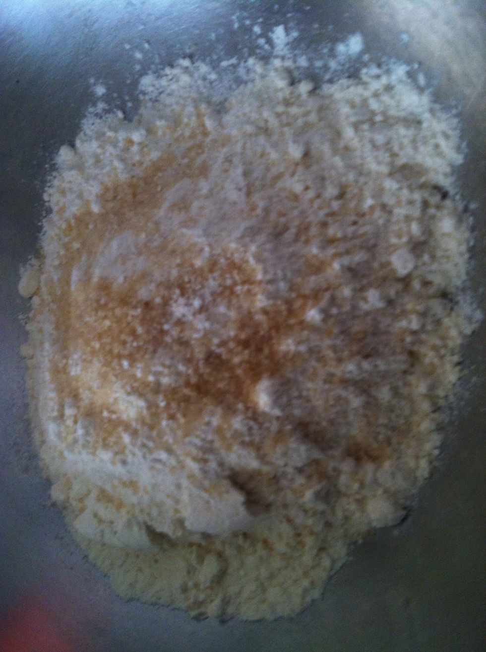 In a bowl, combine the flour, salt, and 1 tablespoon sugar.