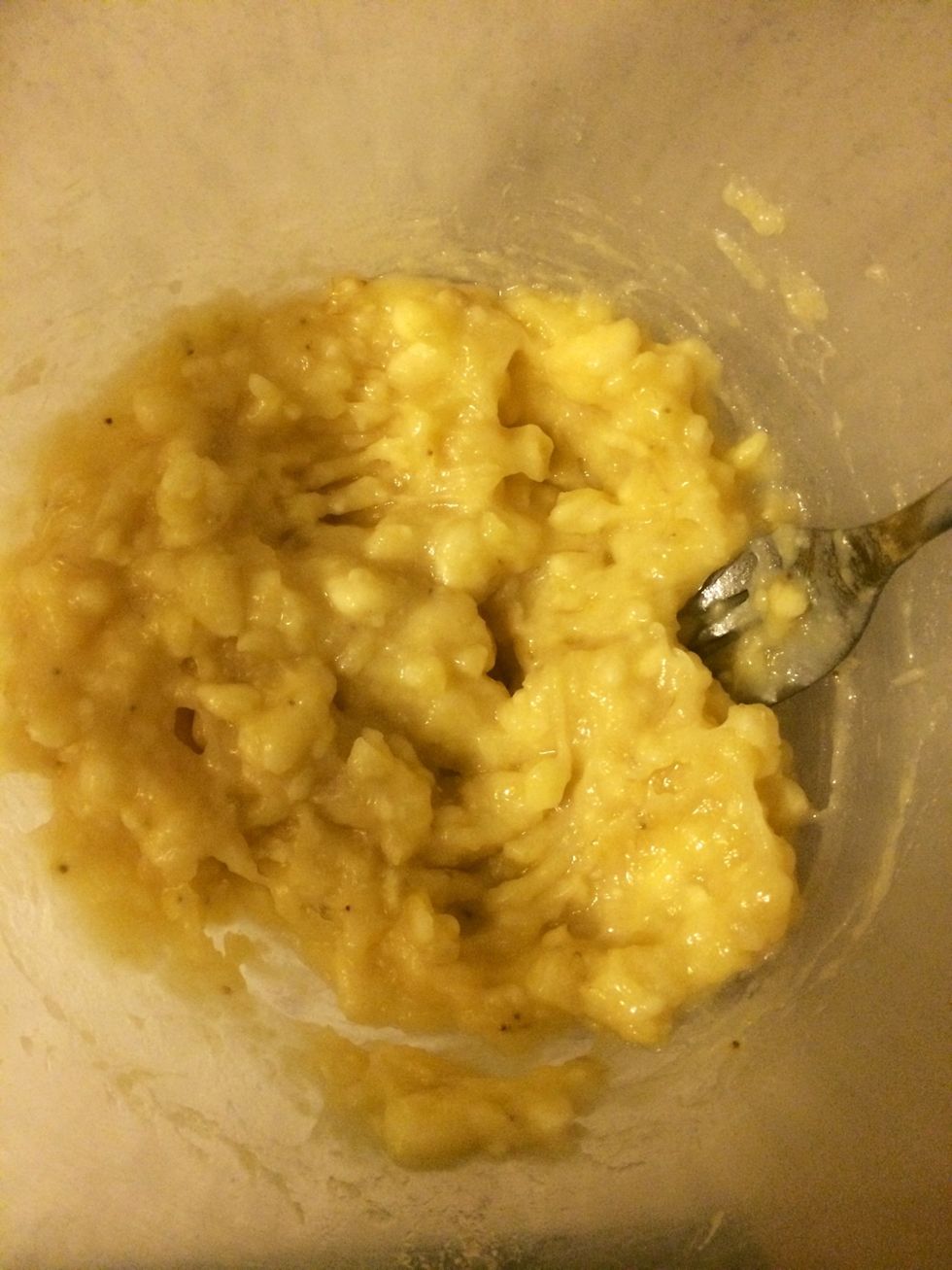 In a bowl, mash the bananas.