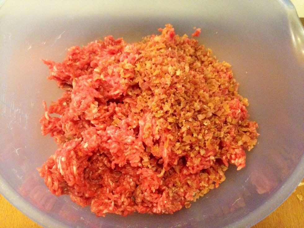In a bowl mix minced meat with the bacon.