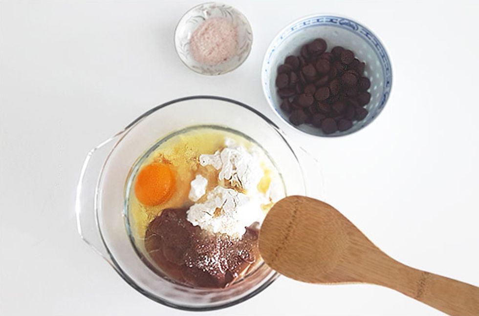 In a bowl, mix the Nutella, sugar and egg together. Gradually add in the olive oil and mix until mixture is consistent and creamy.