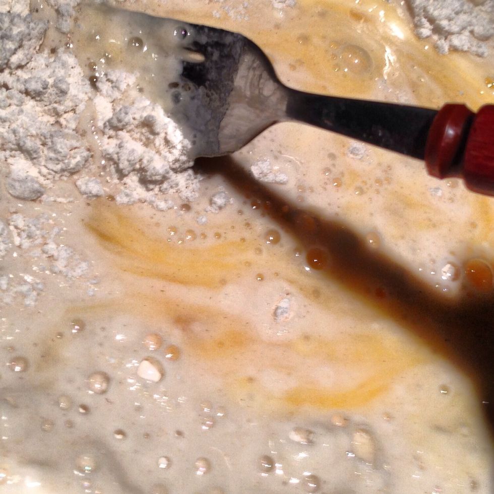 In a bowl, mix the water, egg and flour. Add the salt and baking soda.