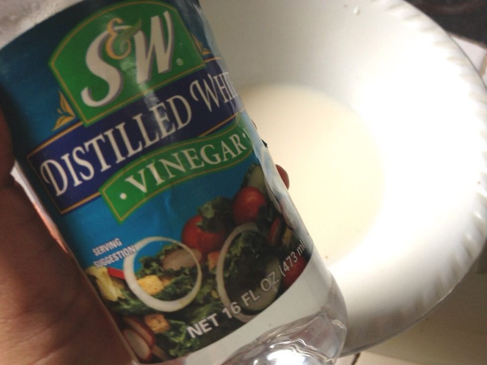 In a bowl, prepare 1/2 cup if buttermilk. If you dont have one, simply add in 1/2 cup of milk plus 1 tbsp of white vinegar. Let it rest for 10 mnts until bubbly