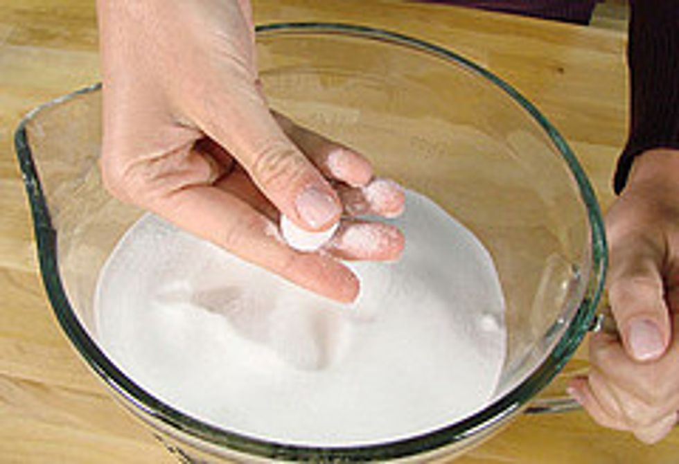 In a bowl put citric acid and baking soda, if there are any clumps break them into smaller ones. The mixture must be smooth and small grained.