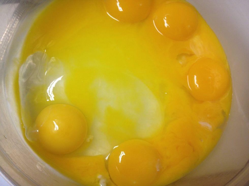 In a bowl put on all the eggs. (8egg yolks & 1 whole egg).
