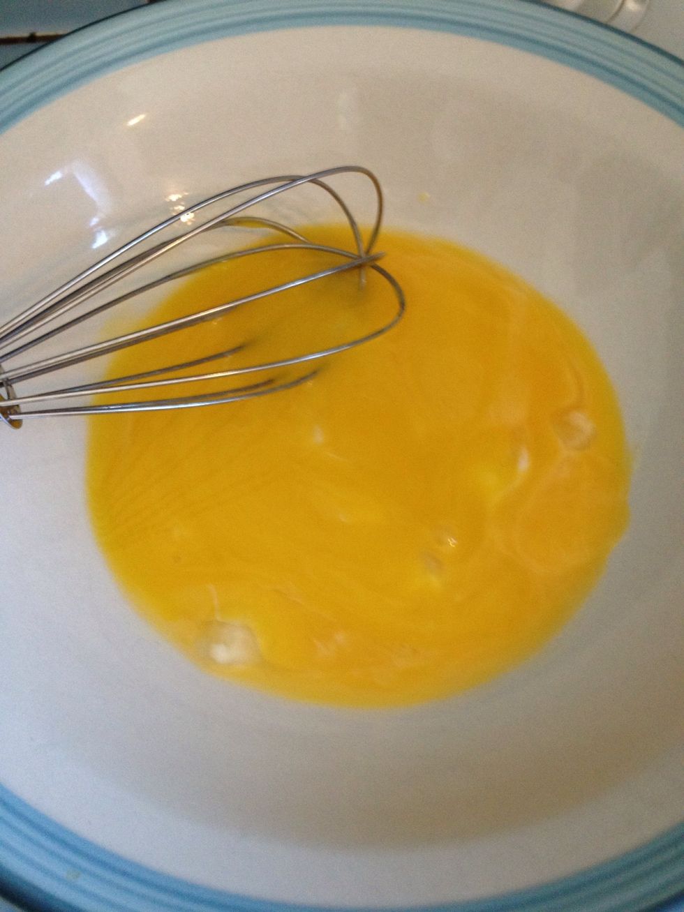 In a bowl, whisk the egg yolks.