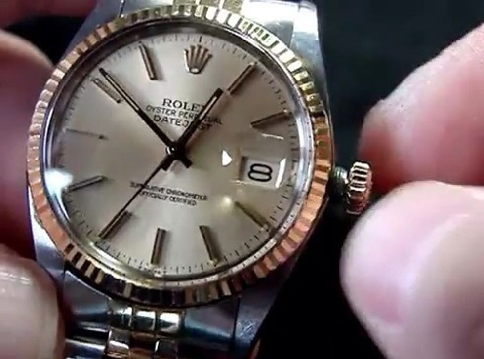 In a clockwise motion wind the watch approximately 20-40 full turns.