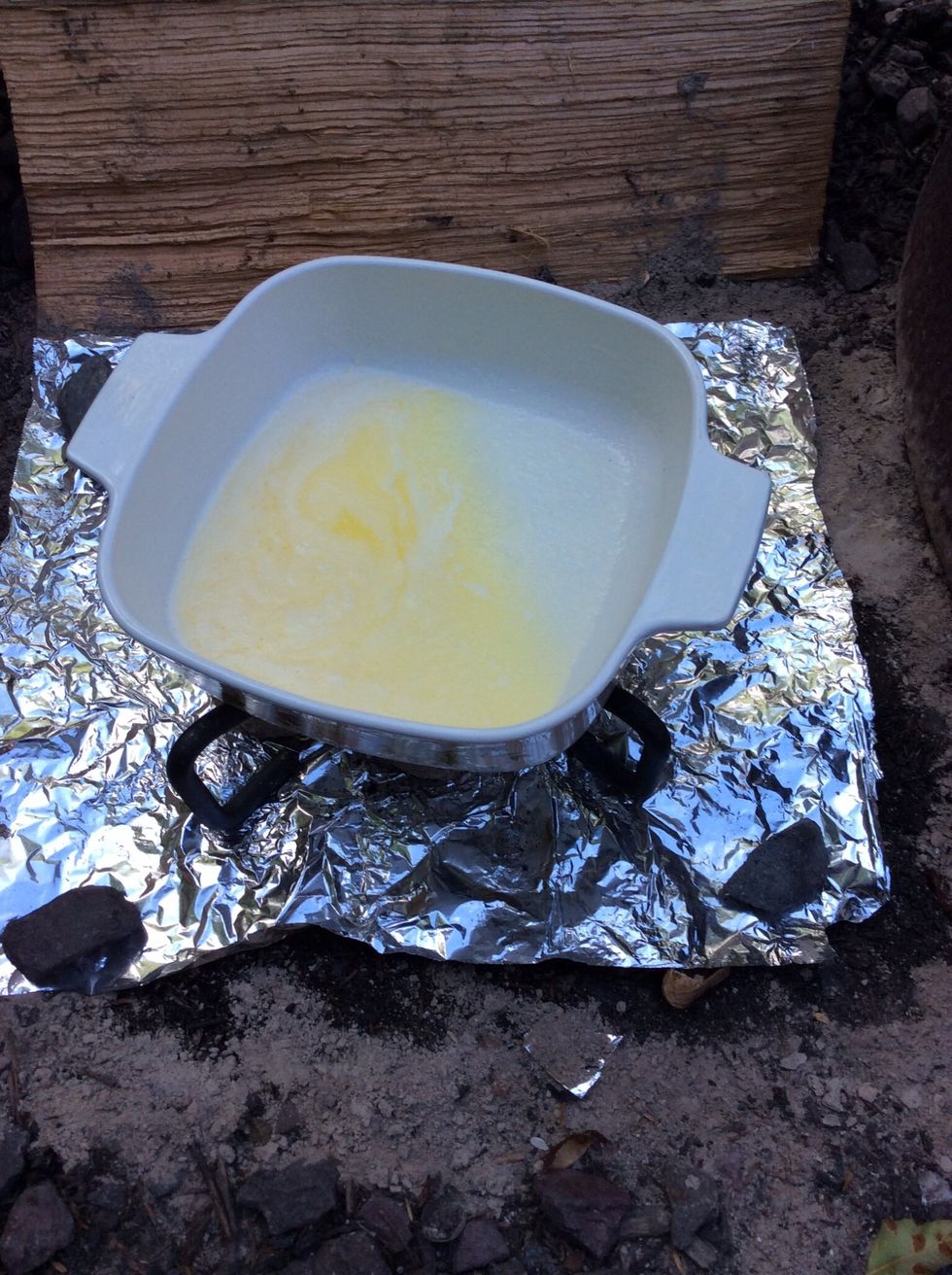 In a few minutes, the butter is melted. When melted, set aside.