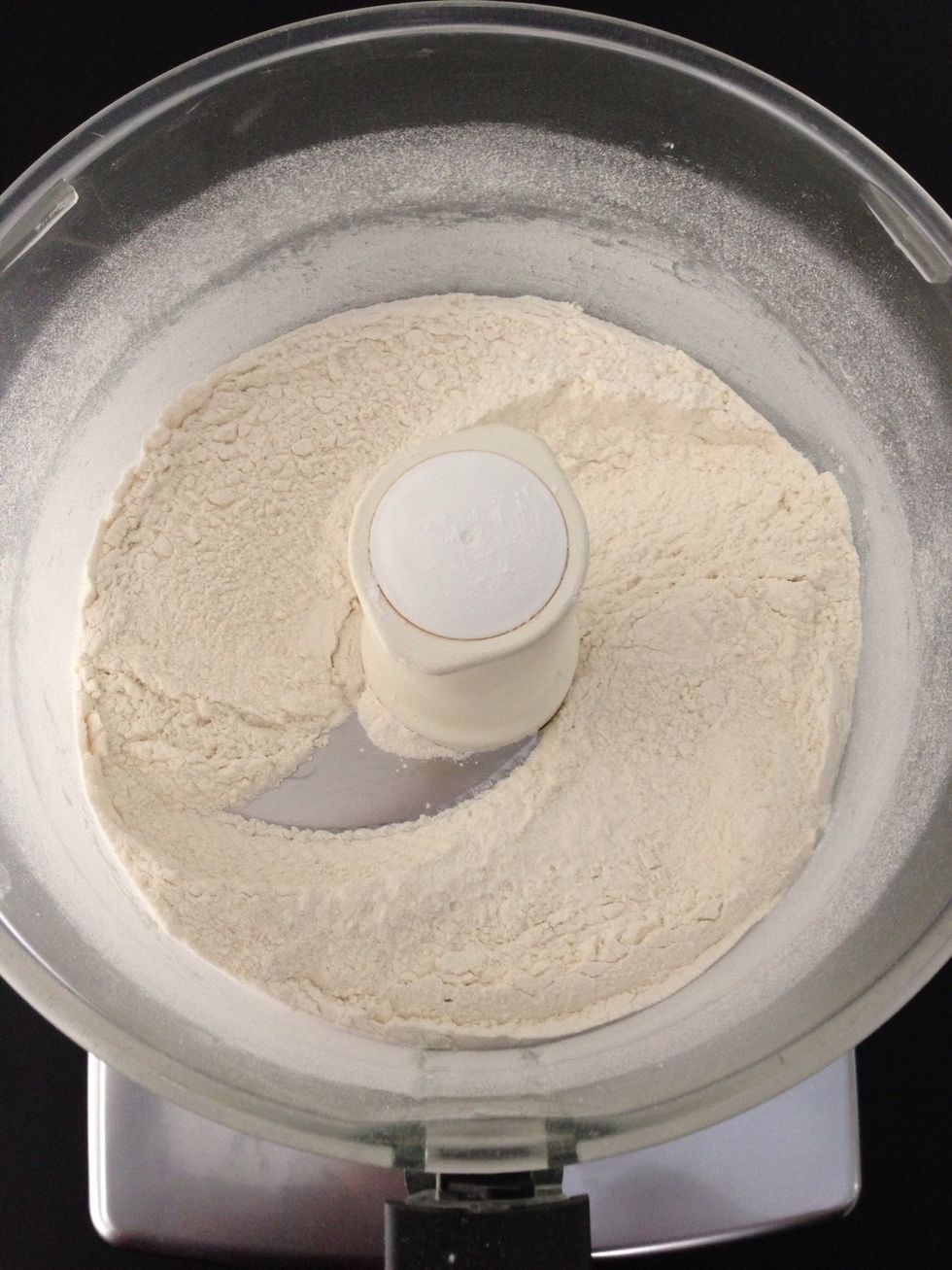 In a food processor, put all dry ingredients: flour, icing sugar, almond meal , pinch of salt and give them 15-20 pulses until they well mixed.