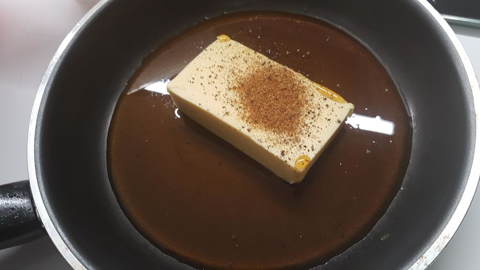 In a frying pan place maple syrup, butter and chilli powder.