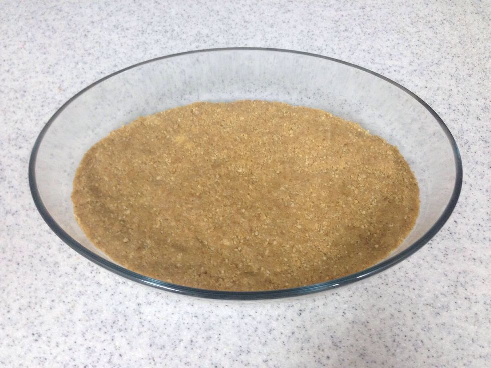 In a glass pan ( Pyrex ) put the mixture like a picture and put it in the freezer 15 min .