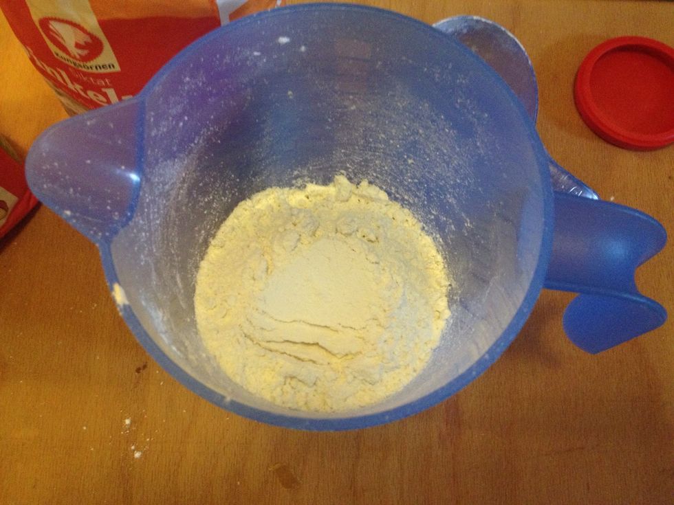 In a jug or bowl mix flour..