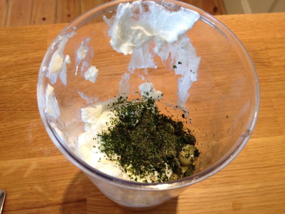 In a jug place a small tin of broad beans, you can also you frozen or fresh which have been cooked. Add 2 tsp mint, juice 1/2 lemon, 2 tbsps of Greek yoghurt, salt and pepper