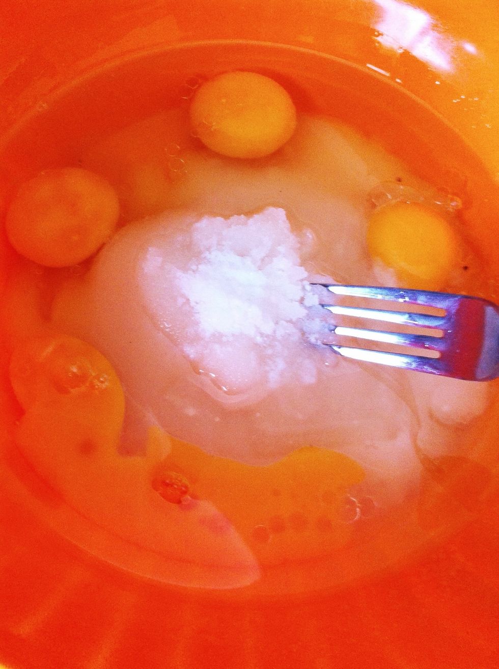 In a large bowl, beat together eggs, vegetable oil, white sugar and 2 teaspoons of vanilla extract