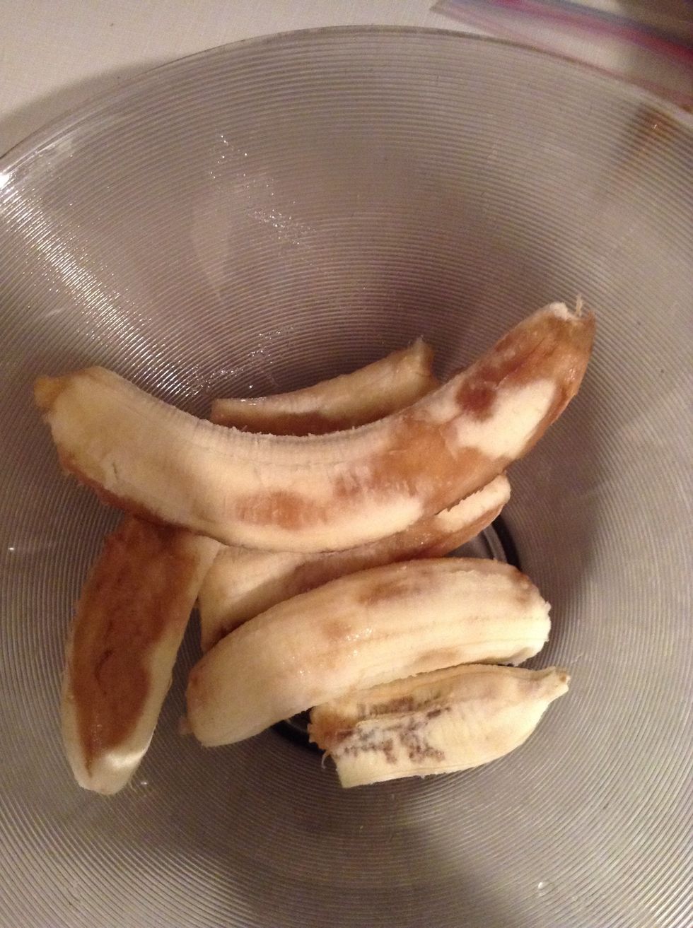 In a large bowl, mash the bananas.