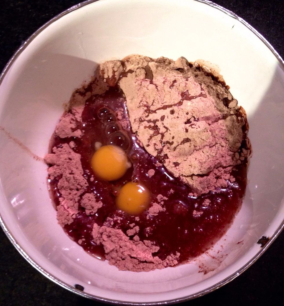 In a large bowl, mix the brownie mix, eggs, 1/2 cup of oil and water.