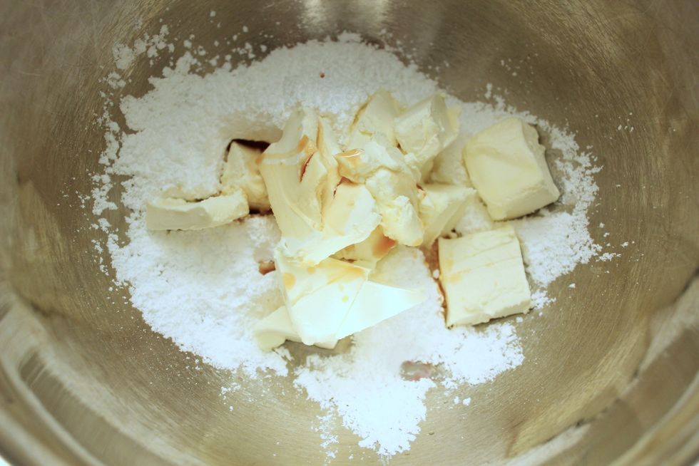 In a large bowl, mix together the cream cheese, confectioners' sugar, and 3/4 teaspoon vanilla extract.