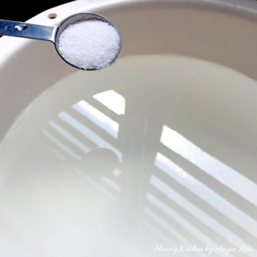 In a large coriander, add enough water and add at least 1 tablespoon of salt.