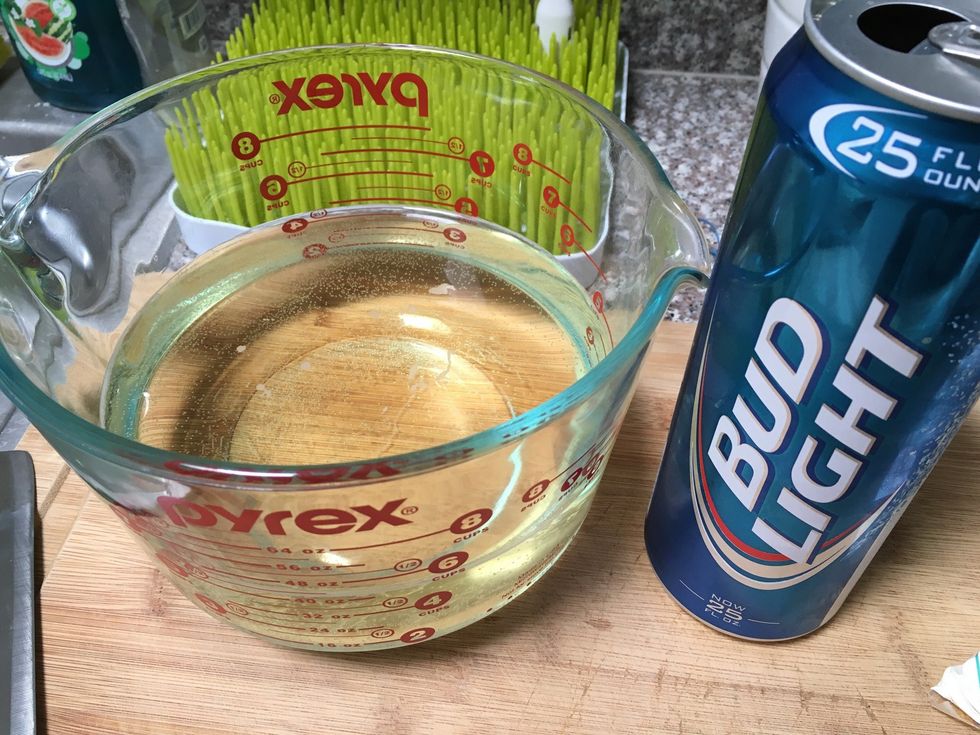 In a large mixing bowl add 3 1/2c of water + 1c or the whole 12oz can of bud light. Set it aside so the carbonation can dissipate. Don't mind my giant beer can. =P