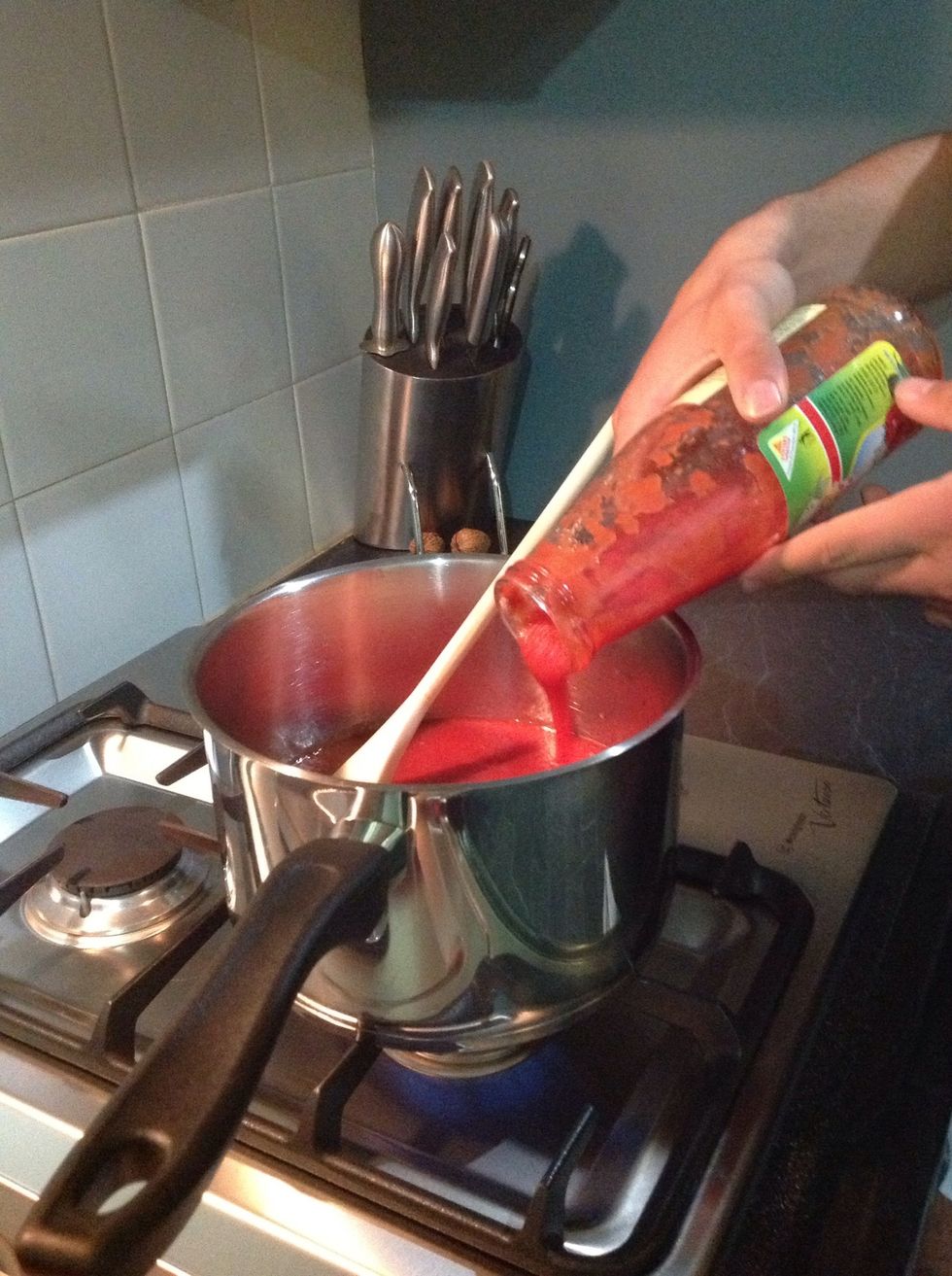In a large saucespan add a bottle of sauce