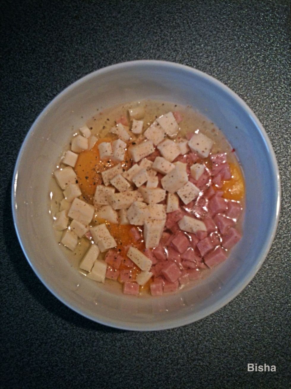 In a little bowl put the eggs+fontina cheese (cutted in little dices) add the smoked salt and the mixed spices (black, green, red and white pepper) and mix it all togheter