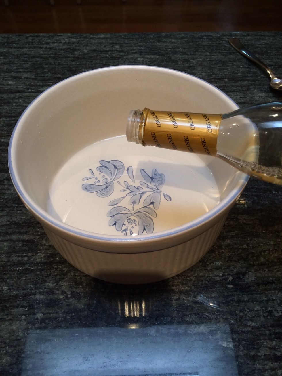 In a medium bowl, add 1/4 rice vinegar.