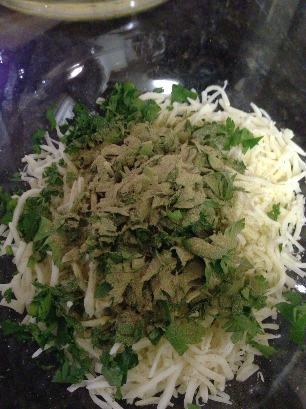 In a medium bowl, combine groud thyme, mozzarella cheese and chopped parsley.