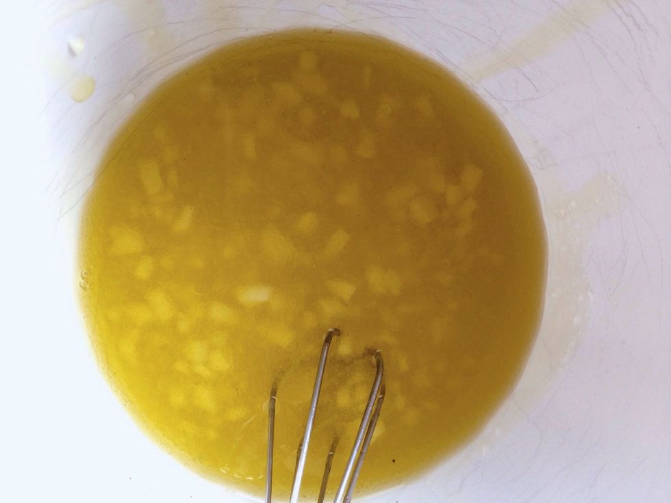 In a medium bowl, mix together the olive oil, lime juice and garlic with a whisk.