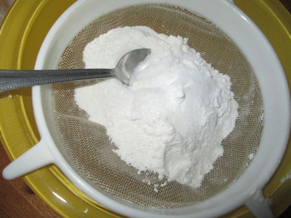 In a medium bowl, sift together the flour, 1 tablespoon of sugar, baking powder, and salt.