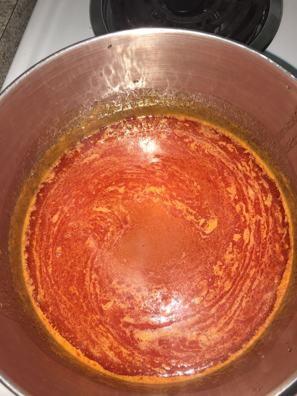 In a medium saucepan begin to mix the honey , hot sauce, butter , and cayenne pepper until all ingredients blend then leave to simmer .
