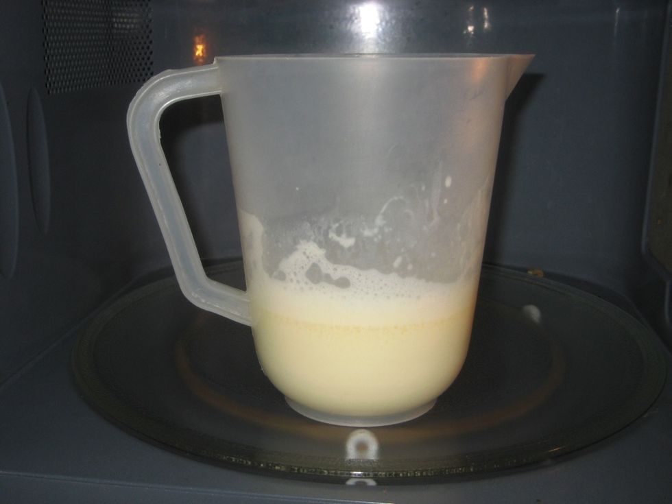 In a microwave or on a small pot, bring to a boil the cream+ butter.