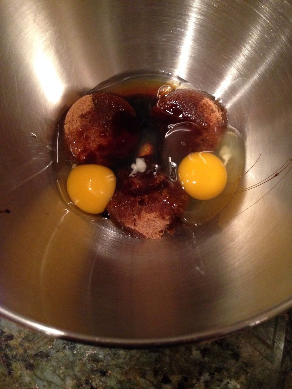 In a mixer, add brown sugar, both eggs, oil and the molasses; whisk