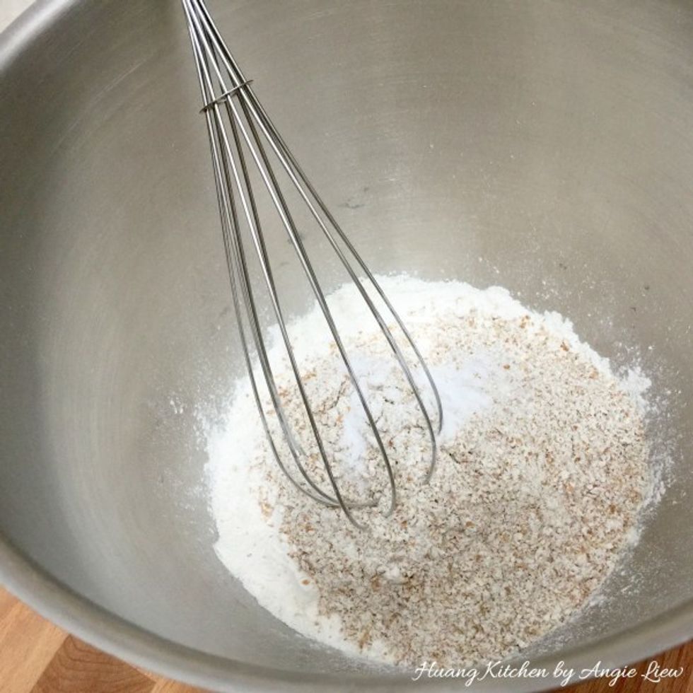 In a mixing bowl of a stand mixer, add in pau flour, wholemeal flour and salt. Using a wire whisk, mix thoroughly the salt into the flour.