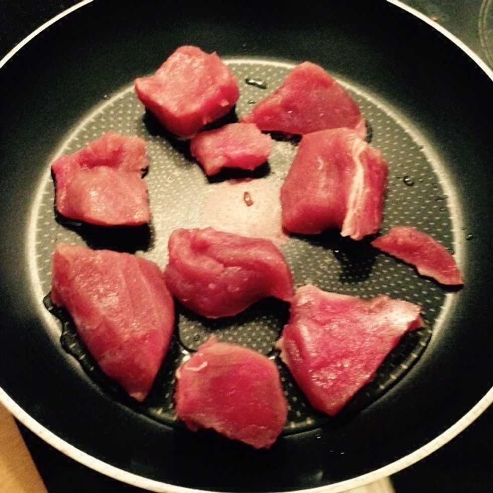 In a nonstick pan heat up some sunflower seeds oil. When sizzling hot throw in your tuna. Be ready to be quick, cook for about 30-40s per side.