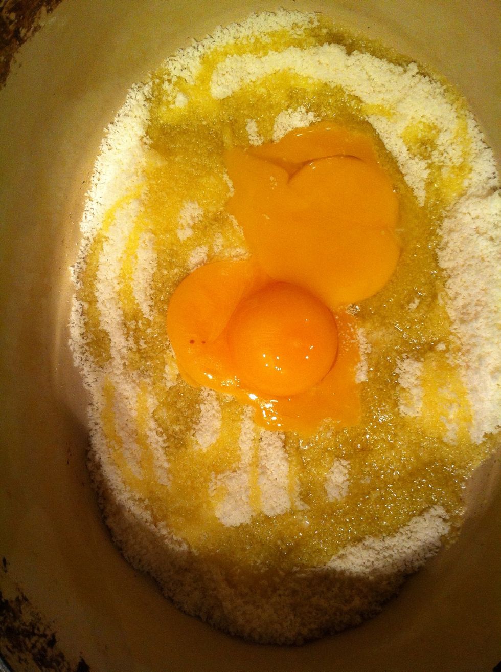 In a other pot grate 80g of Parmesan add 2 egg yolk ( I have added 3 because they were very small ) and 8 tbsp of olive oil