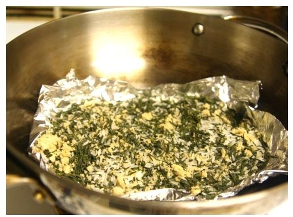 In a pan fitted with a lid, line the bottom with a piece of aluminum foil. Combine rice, tea leaves, and sugar in a bowl and distribute evenly over aluminum foil. Fold up the edges slightly.