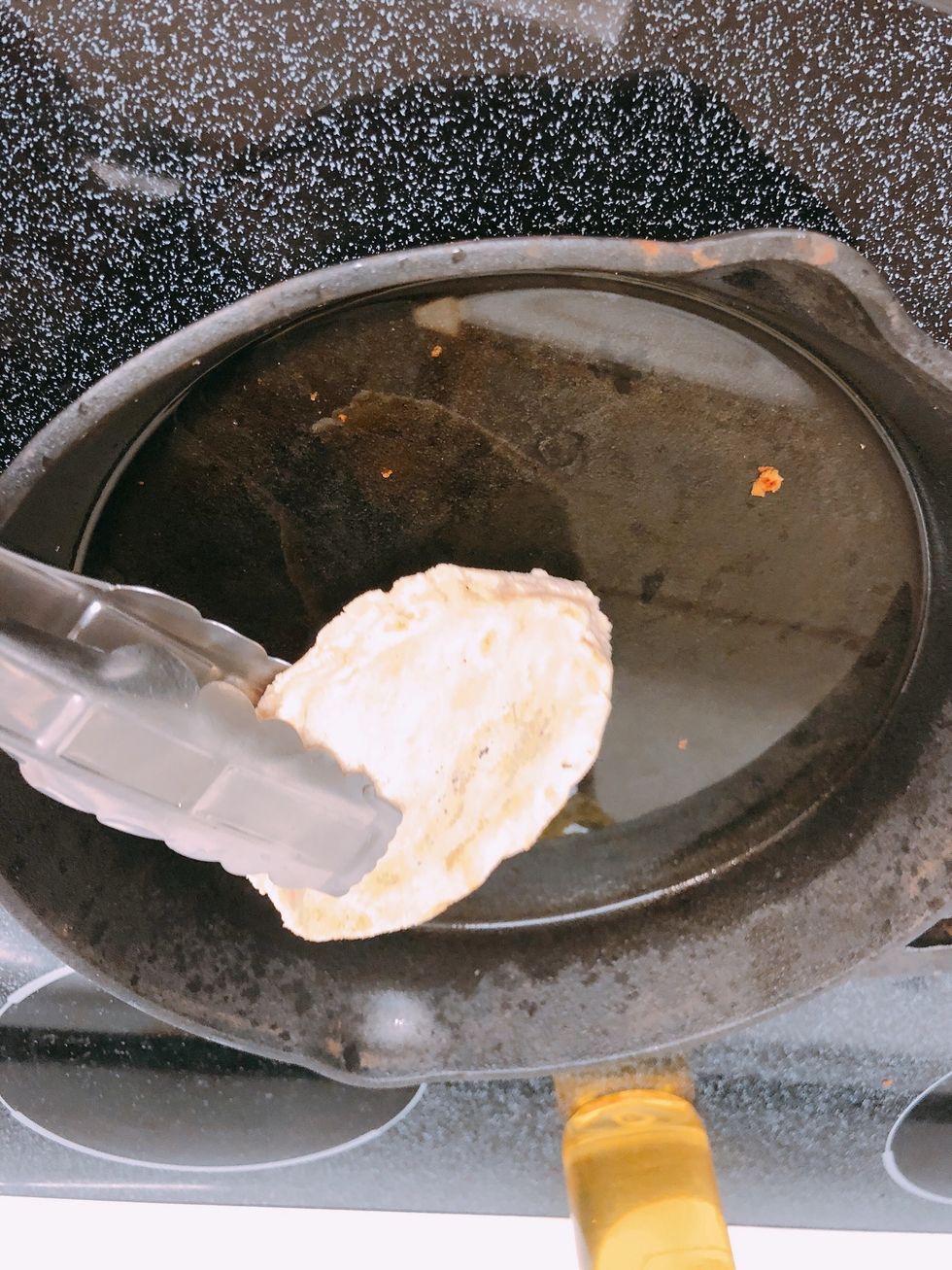 In a pan, heat on med with oil to deep fry sopes