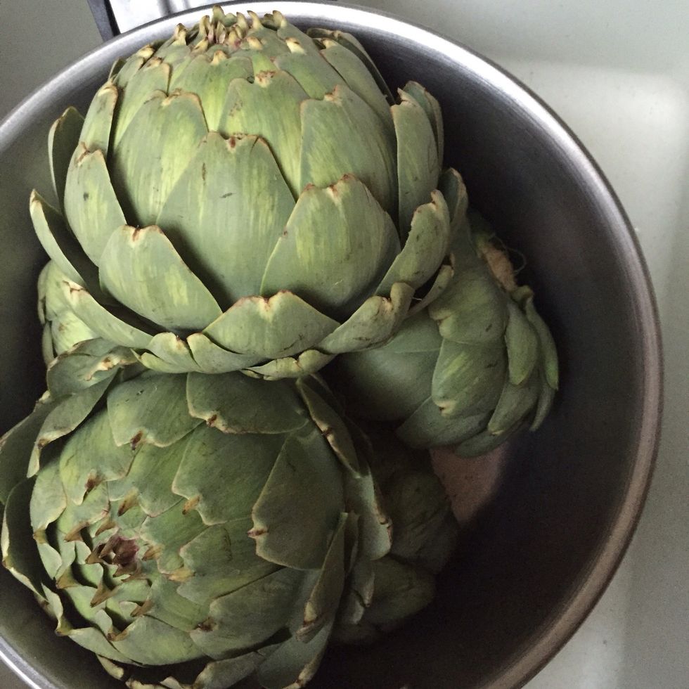 In a pan : in a big volume of cold salted water, put the artichoke(s) with the leaf that point down (not like on the picture :D) and cover. Let boil, reduce the heat and let cook 25 min.